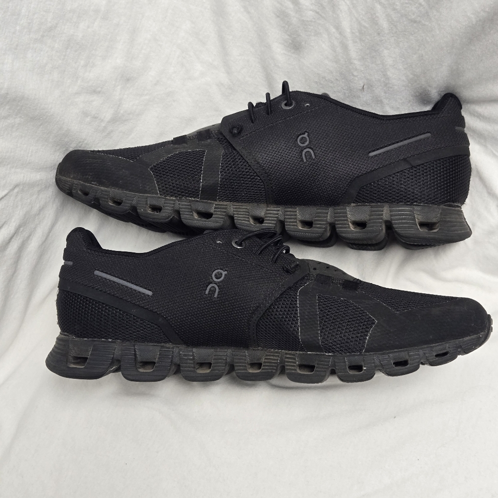 On Cloud 5 running shoe in the all-black color variant 7.5 - Picture 6 of 9